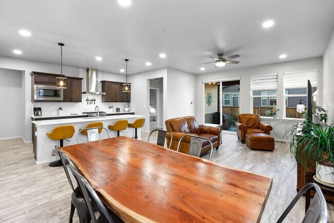 Foto del edificio - *Move In Special $250 off January rent if lease starts 12/15!* 4 Bed, 3 Bath 2.8 miles from Old T...