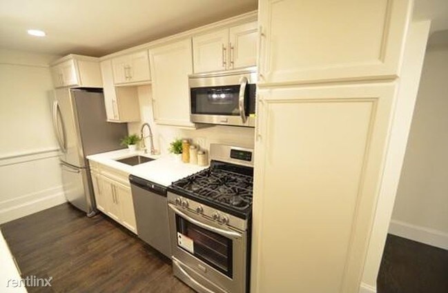 Building Photo - 261 Fellsway W