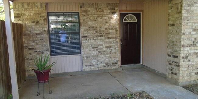 Building Photo - 802 Country Aire Dr