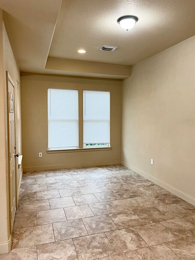 Building Photo - 4650 Highland Ave