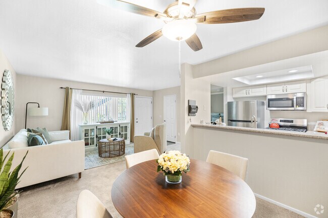 2 habitaciones, 2 baños - 900 pies cuadrados - Sala de estar - Mountain View Apartments