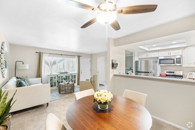 2BR, 2BA - 900SF - Living Room - Mountain View Apartments