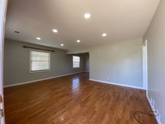 Foto del edificio - Remodeled Home w/ Detached Garage