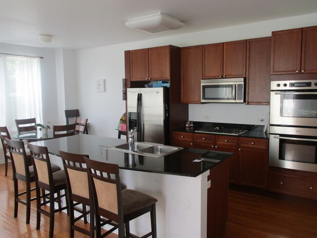 Foto del edificio - 629 Grove Ln