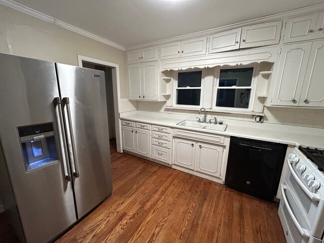 Building Photo - 2 BR/1.5 BA