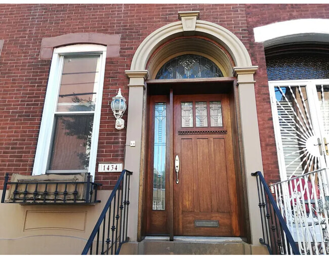 Building Photo - 1434 Catharine St