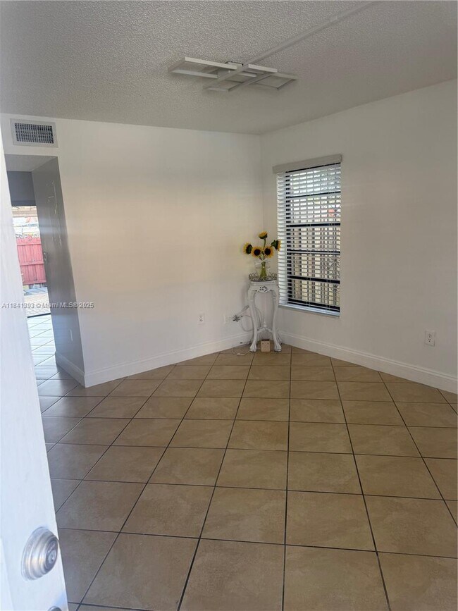 Building Photo - 1395 W 41st St