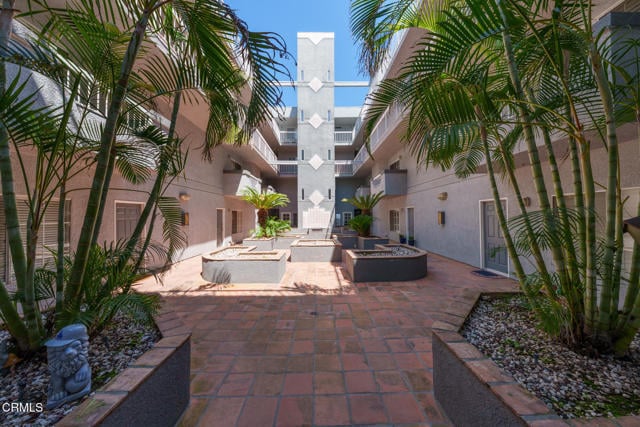 Building Photo - 10925 Blix St