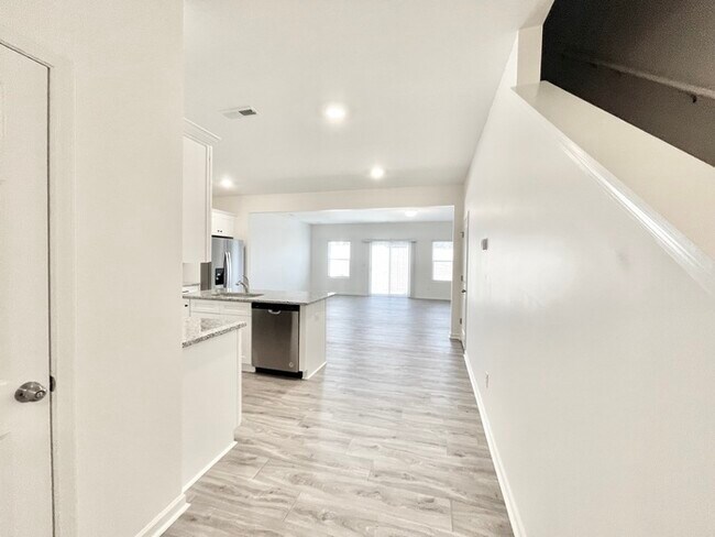 Foto del edificio - 3 br 2.5 ba townhome with one car garage n...