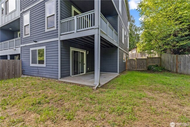 Foto del edificio - Newer Modern Townhome, Attached 2 car garage, Bedroom and bath on ground level