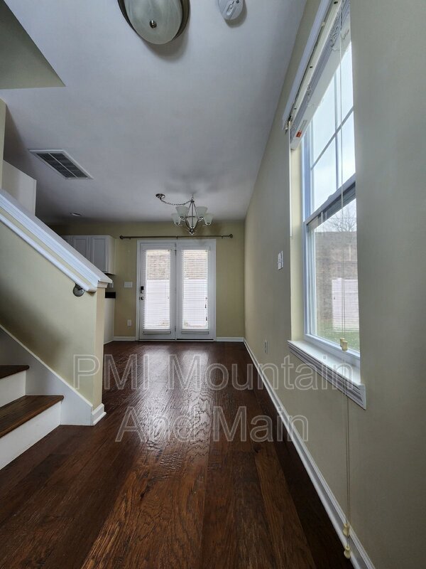 Building Photo - 19 Barnett Shoals Dr