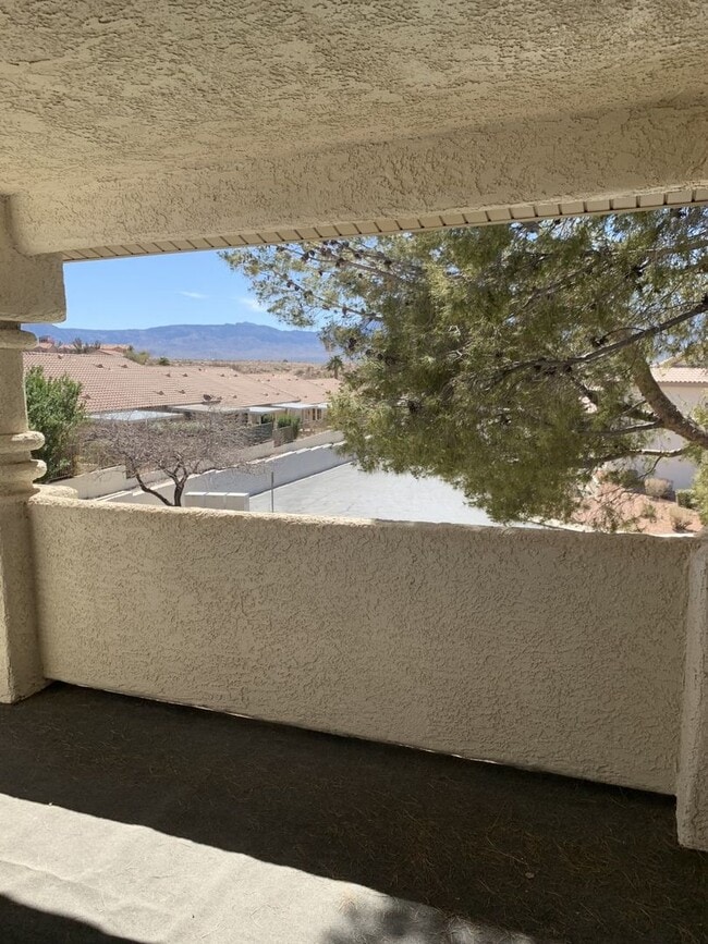 Building Photo - Upper Level 2 bedroom 2 bath condo in Rock...