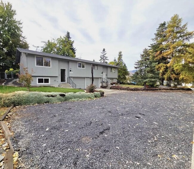 Building Photo - Gorgeous Renovated 3 Bed 2.5 Bath Townhome