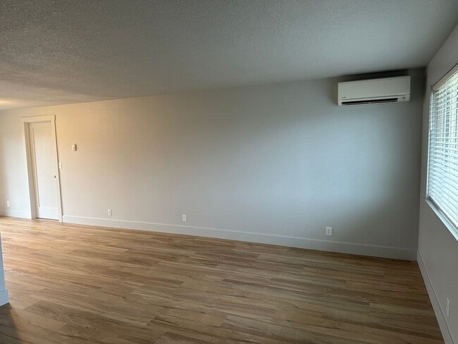 Foto del edificio - Beautifully updated 2 bed/1bath duplex in ...