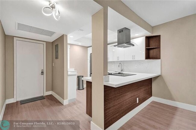 Building Photo - 3051 S Palm Aire Dr