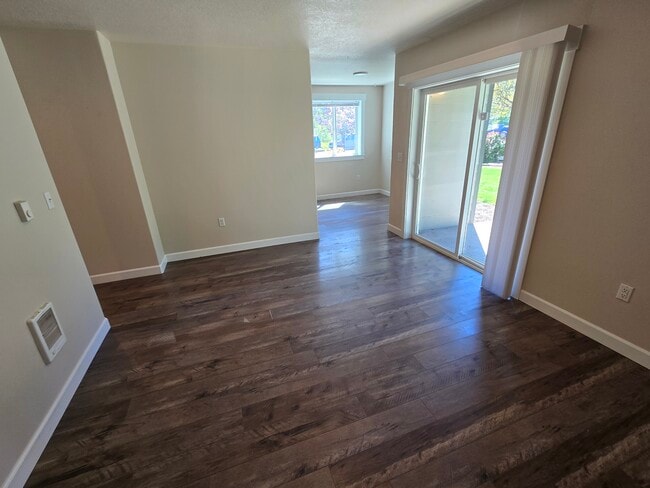 Foto del edificio - Pioneer Village Apartments