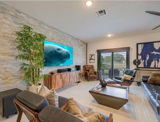 Foto del edificio - 3 Bedroom 2.5 Bathroom Townhome with 2 Car...