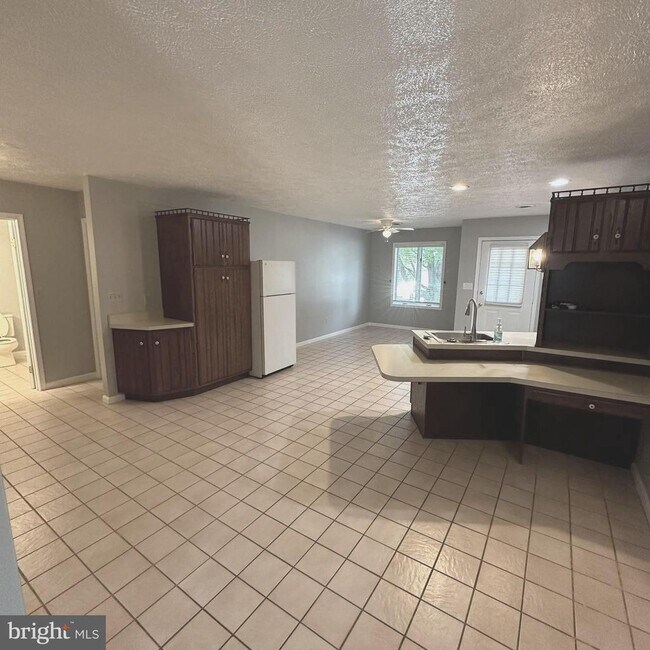Foto del edificio - 323 Stonegate Ct
