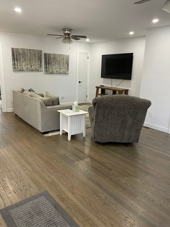 Sala de estar - 991 State Rd S-10-1490