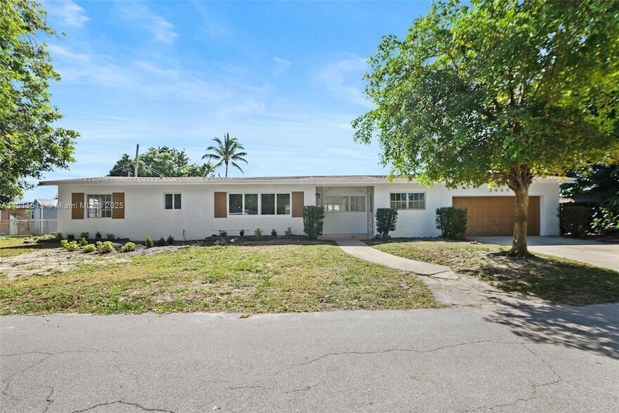 Foto principal - 2444 Plunkett St