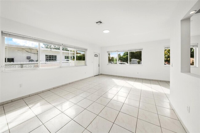Foto del edificio - 1271 NE 159th St