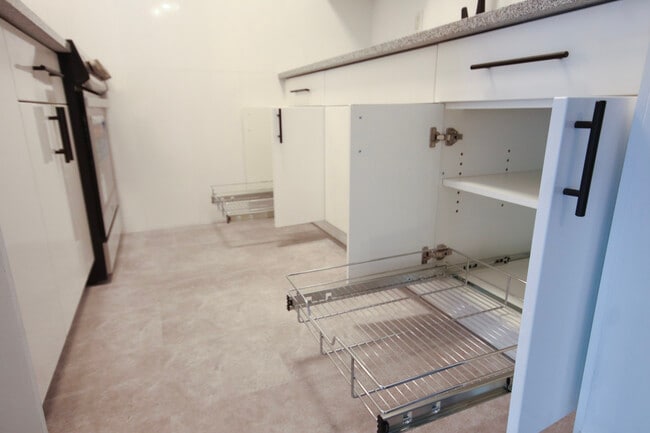 Building Photo - 3 Bedroom Unit With Space For 2 Cars, Stan...