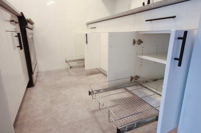 Photo du bâtiment - 3 Bedroom Unit With Space For 2 Cars, Stan...