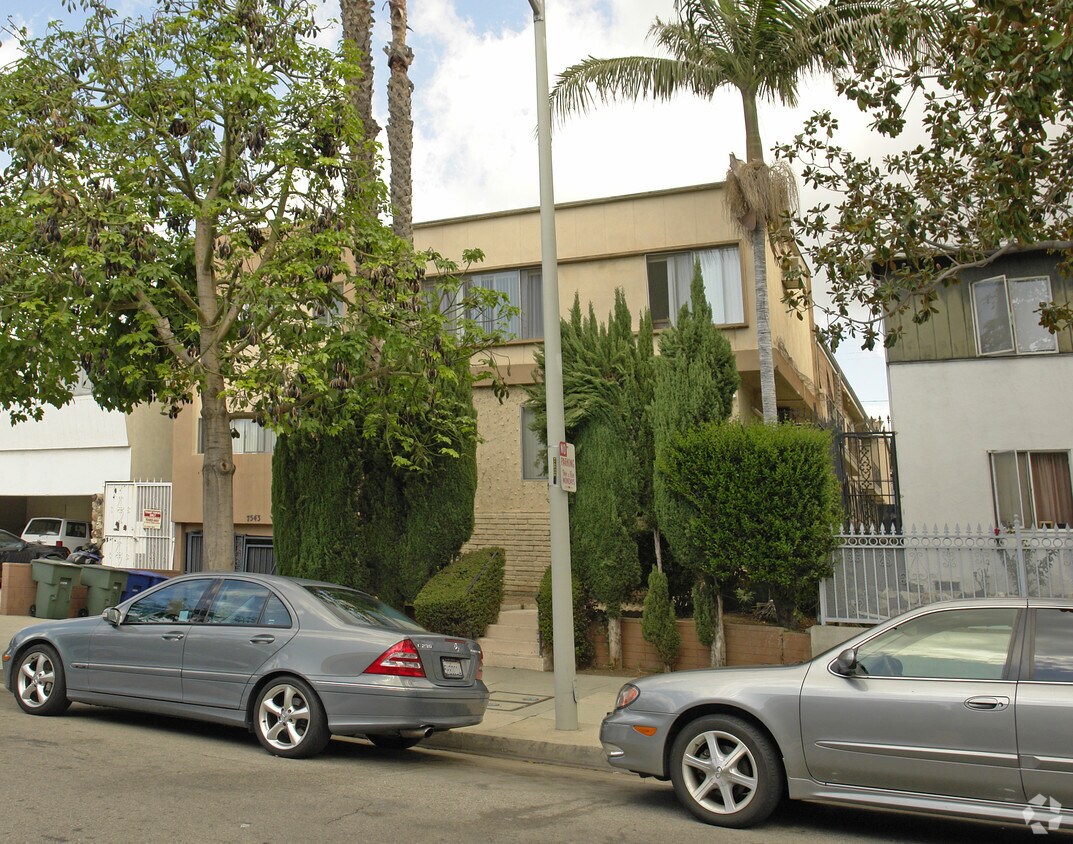 Foto del edificio - 7543 Norton Ave