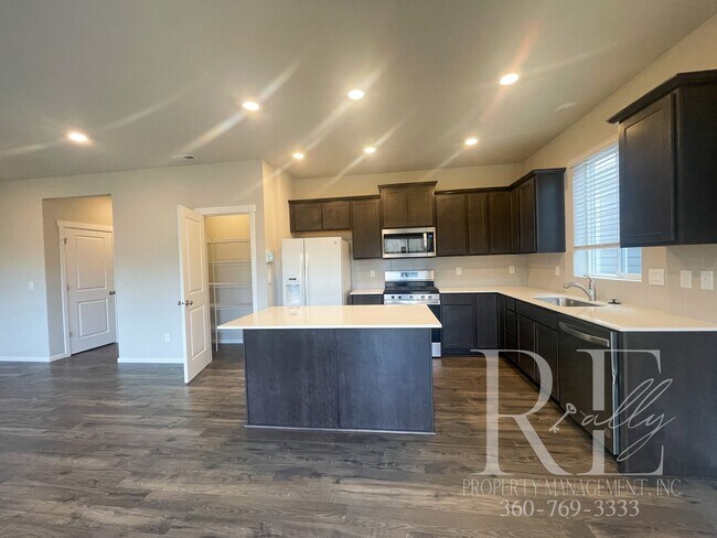 Building Photo - Spacious New 4-Bed