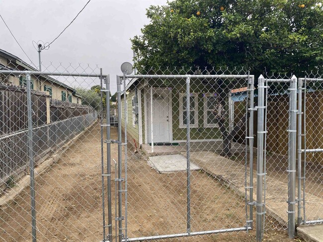 Building Photo - 305 W Ash St