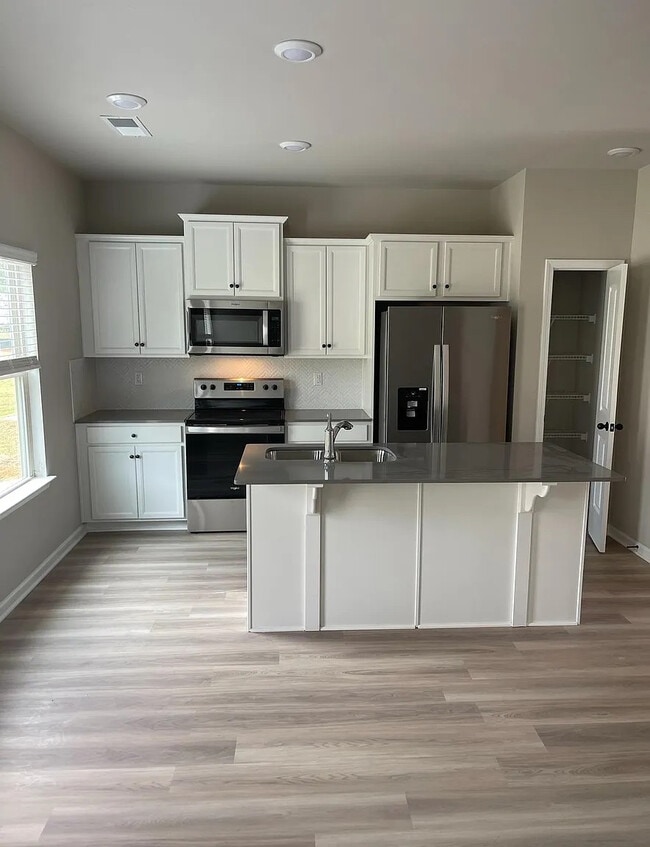Foto del edificio - Room in House on Stovall Pl