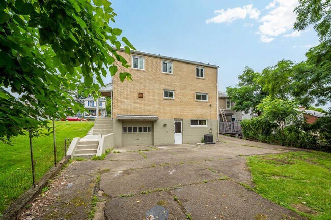 Building Photo - AVAILABLE AUGUST 1ST!! DON'T MISS THIS 3 B...