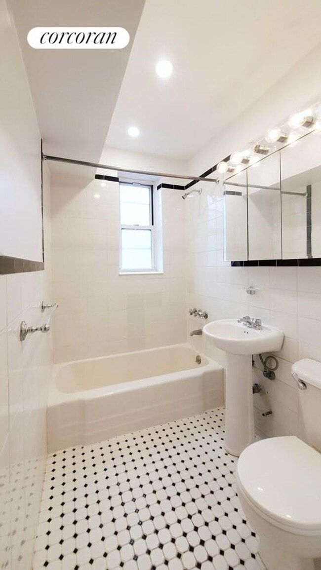 Building Photo - 401 W 56th St