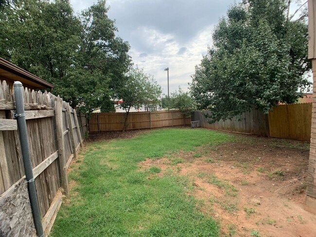 Foto del edificio - Two Bedroom Edmond Duplex