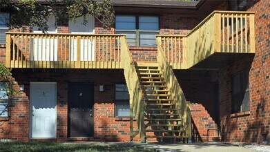 Building Photo - 13 Yorkshire Ln