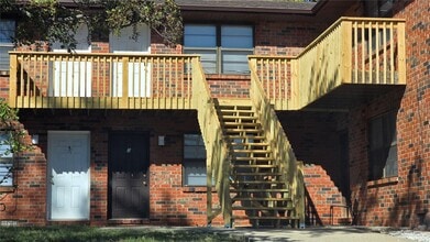 Building Photo - 13 Yorkshire Ln