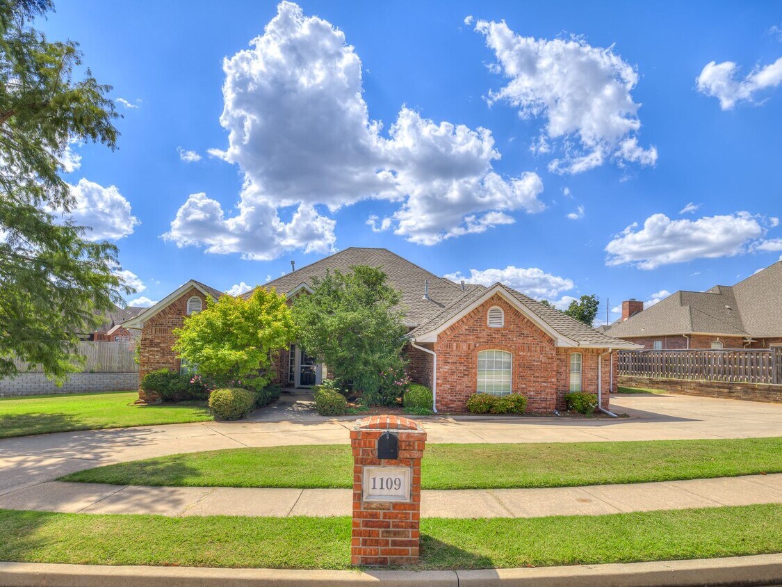 Foto principal - 4 Bed / 3.5 Bath / + Study / 3 Car Garage ...