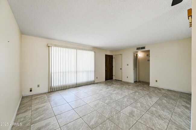 Foto del edificio - 8261 E Fay Ave