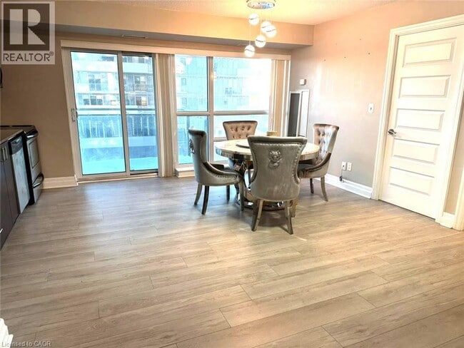 Photo du bâtiment - 215 Queen St E