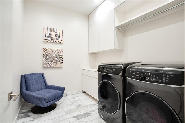 Foto del edificio - Fully Furnished-Posh Urban Penthouse in Midtown OKC- 1600 Sq. Ft. Rooftop Terrace with 360 degree...