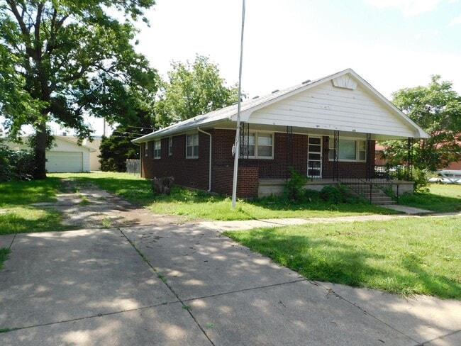 Building Photo - 609 School St