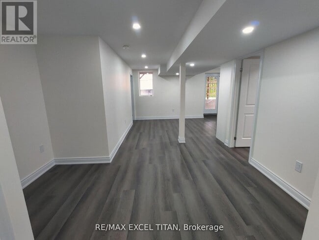 Building Photo - 460 Mactier Dr