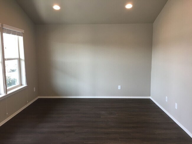 Foto del edificio - Newer 2 Bedroom / 1 Bathroom in SW Redmond