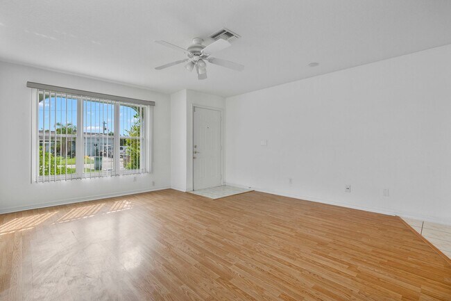 Foto del edificio - JK GNM4940 LLC 3218 &amp; 3220 SW 7th Pl *7.1