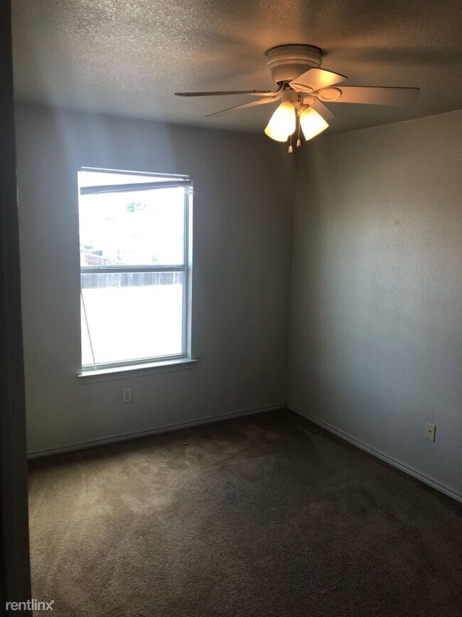 Building Photo - 2 br, 1.5 bath Townhome - 2803 Kerrville Ct C