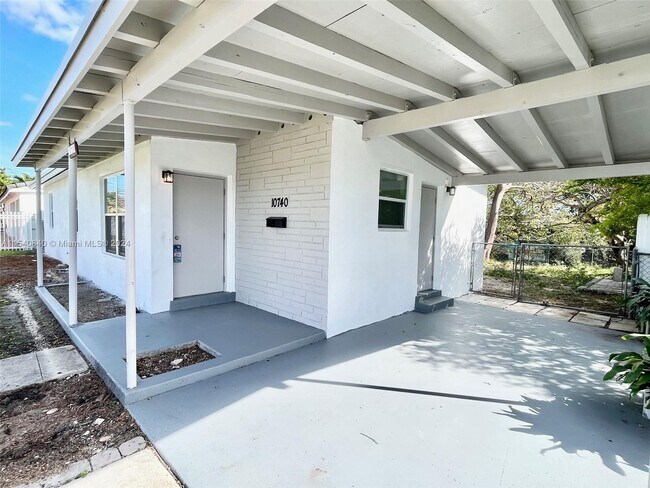 Building Photo - 10740 SW 43rd Ln