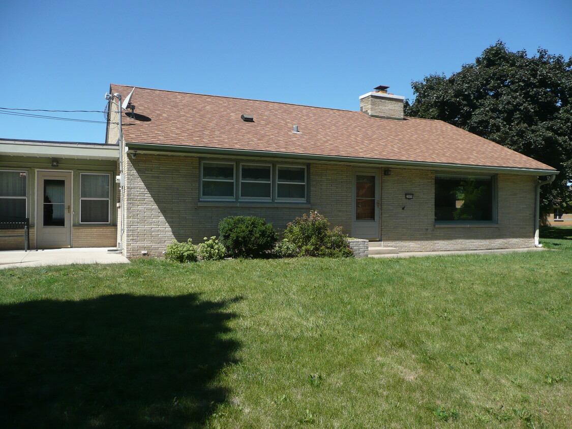 Ranch accessible home - 2909 S 76th St