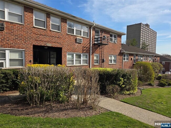 Building Photo - 1628 Valley 2A Vly