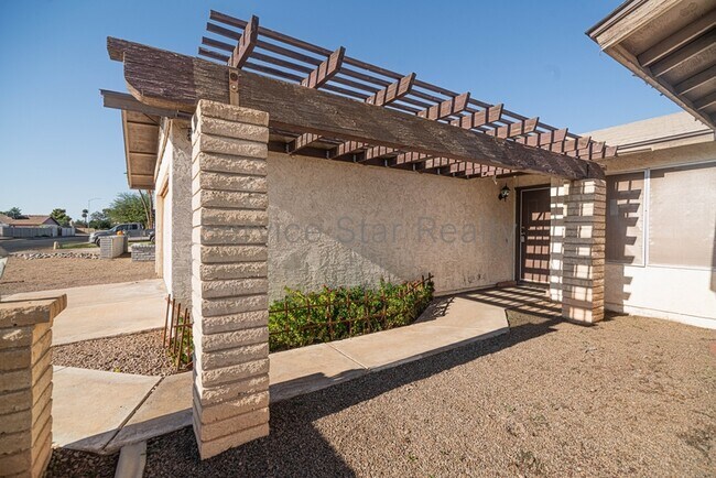 Building Photo - 2166 E Diamond Ave
