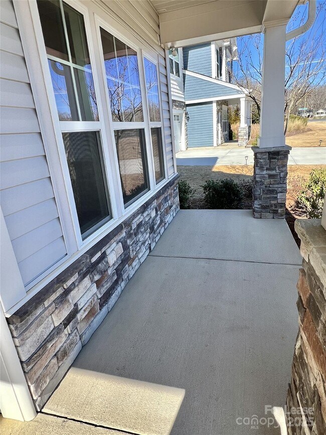 Foto del edificio - 1006 Creeks Landing Dr